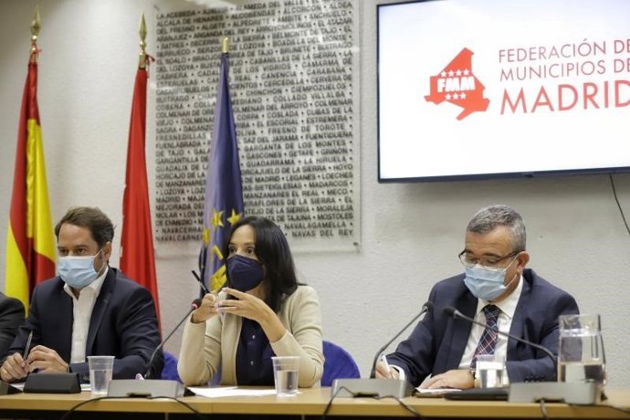 La delegada del Gobierno, Mercedes González, en la Junta de Gobierno de la Federación de Municipios de Madrid (FMM), en una reunión a la que asistieron el presidente de la FMM, Guillermo Hita, y el vicepresidente, Ignacio Vázquez, entre otros alcaldes