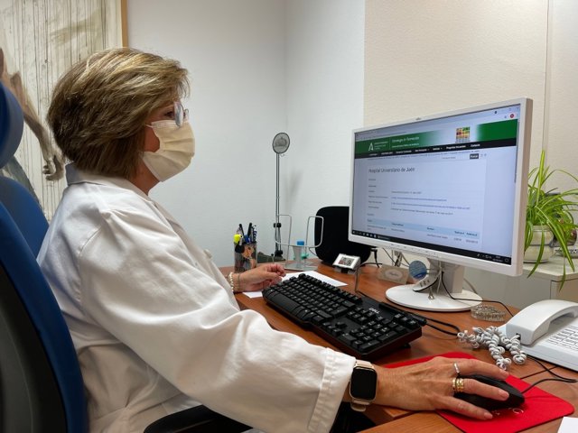 Una profesional del Hospital de Jaén.