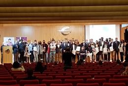 El consejero José Luis Soro posa junta a los galardonados en los Premios García Mercadal.