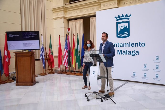El concejal de Educación, Juventud y Fomento del Empleo, Luis Verde, acompañado por la vicepresidenta de la Federación Málaga Comercio, Lorena García, en rueda de prensa