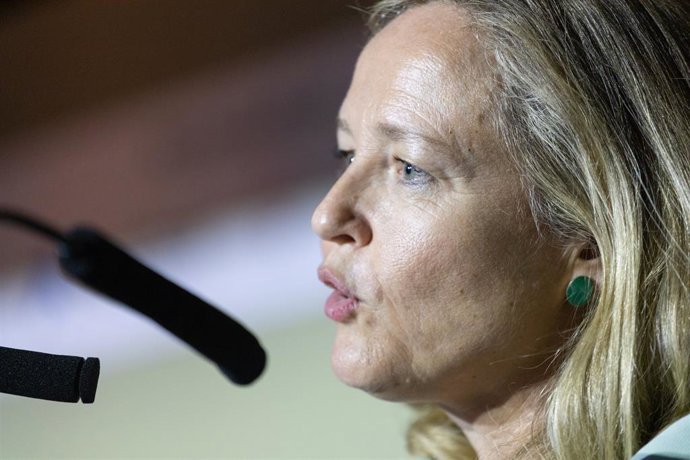 La ministra de Economía, Nadia Calviño, en el acto de entrega de los XXX Premios FEDEPE en el Estadio Wanda Metropolitano, a 21 de septiembre de 2021, en Madrid, (España). Los premios FEDEPE, que celebran su 30 aniversario, llevan tres décadas reconoci