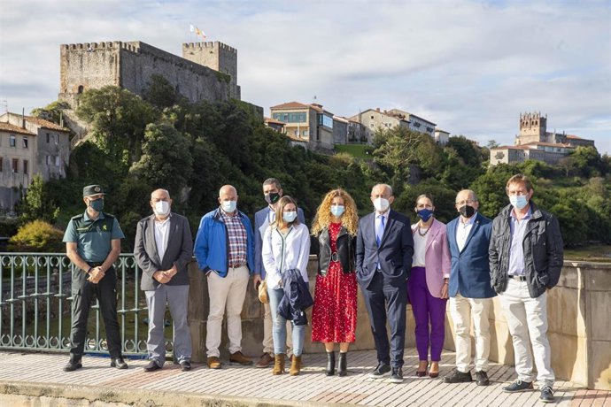 El consejero de Turismo, Javier López Marcano, la delegada del Gobierno, Ainoa Quiñones, y el Teniente Coronel de la XIII Zona de la Guardia Civil, Juan Ros, presentan las medidas de seguridad del Camino De Santiago y Lebaniego