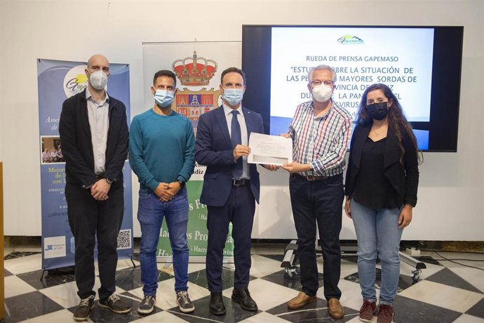 El diputado de Bienestar Social de la Diputación de Cádiz, David de la Encina, durante la presentación del informe junto a Gapemaso.