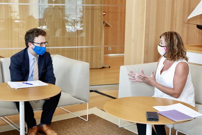 La presidenta del Govern, Francina Armengol, con el representante de la Comisión Europea para Baleares y Cataluña, Manuel Szapiro.