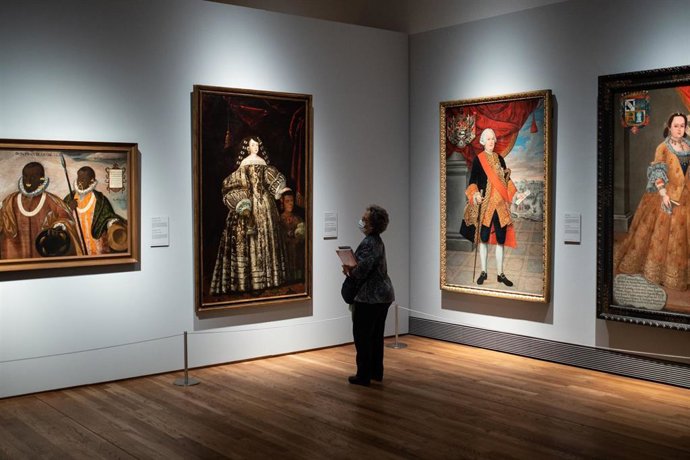 Una persona observa una obra durante la presentación de la exposición Tornaviaje. Arte Iberoamericano en España' en el Museo del Prado, a 4 de octubre de 2021, en Madrid, (España). La finalidad de esta muestra es valorar las obras de arte que llegaron 