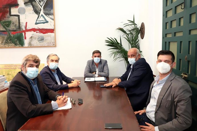 El delegado de Cooperación al Desarrollo de la Diputación de Córdoba, Ramón Hernández (centro), en un encuentro con una delegación de Palestina.