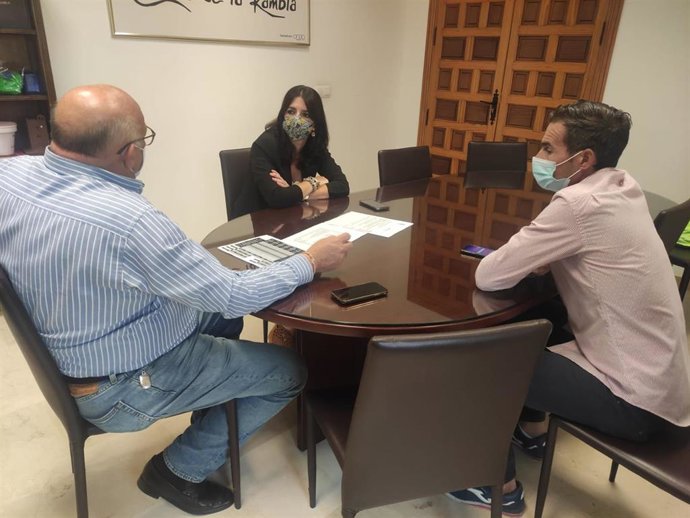 La delegada territorial de Regeneración, Justicia y Administración Local de la Junta de Andalucía en Córdoba, Purificación Joyera, en su visita a La Rambla.