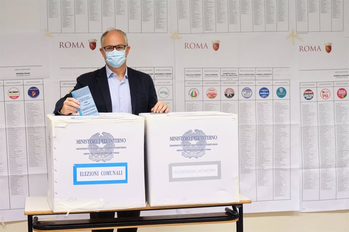 03 October 2021, Italy, Rome: Center-left candidate for mayor of Rome Roberto Gualtieri casts his vote at a polling station during the 2021 Italian local elections. Photo: Mauro Scrobogna/LaPresse via ZUMA Press/dpa
