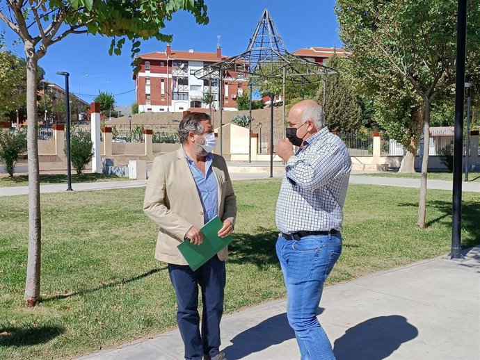 El delegado territorial de Regeneración, Justicia y Administración Local, Alfredo Martín, con el alcalde de Nerva, José Antonio Ayala.