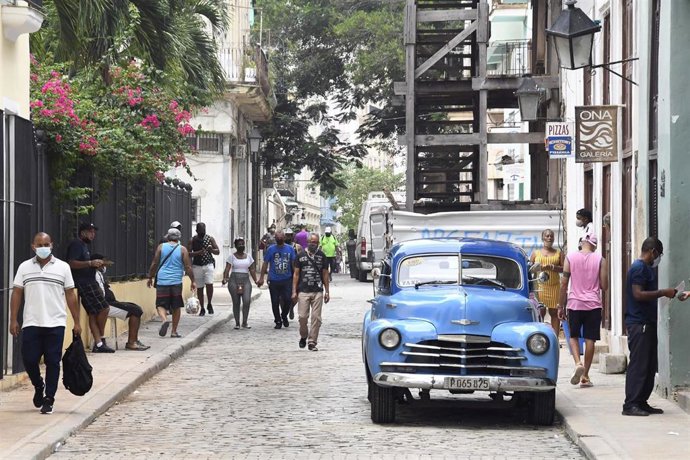 Personas con mascarilla en una calle de La Habana