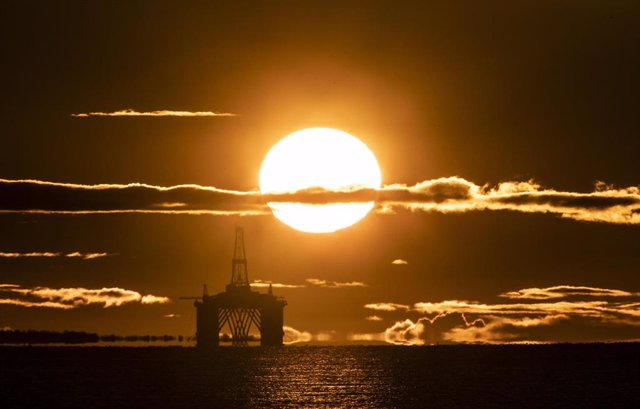 Archivo - 27 April 2020, Scotland, Kirkcaldy: The sun rises behind a redundant oil platform moored in the Firth of Forth near Kirkcaldy. Photo: Jane Barlow/PA Wire/dpa