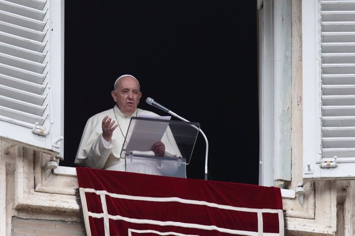 03 October 2021, Vatican, Vatican City: Pope Francis delivers the Angelus prayer at St. Peter's Square from the window of the Apostolic building. Photo: Evandro Inetti/ZUMA Press Wire/dpa