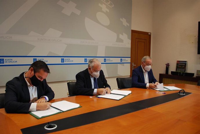 El director de Agacal, José Luis Cabarcos, y el director xeral de Gandaría, Agricultura e Industrias Agroalimentarias, José Balseiros, firman un convenio con el presidente del Consello Regulador de Rías Baixas, Juan Gil