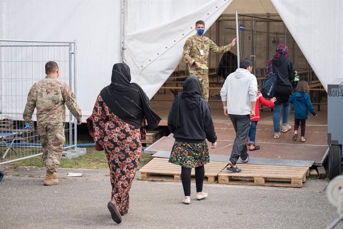 17 September 2021, Rhineland-Palatinate, Ramstein: Afghan evacuees arrive for measles vaccination in a tent at the American base in Ramstein, after the discovery of individual measles infections. Photo: Oliver Dietze/dpa