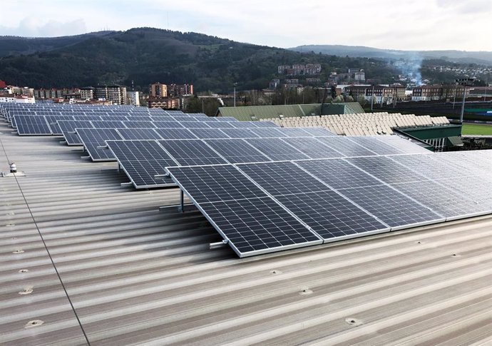 Archivo - Paneles solares en el polideportivo de Artunduaga en Basauri.