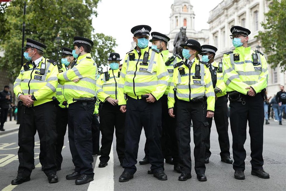 Archivo - Policías con mascarilla en Londres.