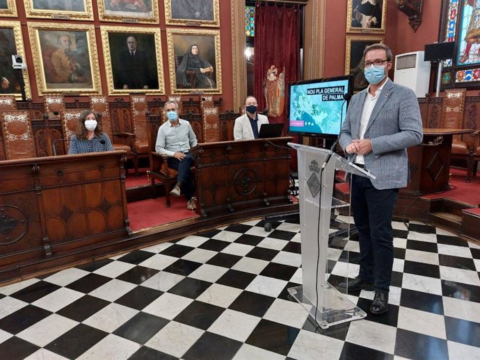 El alcalde de Palma, Jose Hila, acompañado por la regidora de Modelo de Ciudad, Vivienda Digna y Sostenibilidad, Neus Truyol, en la presentación del nuevo Plan General de Palma.