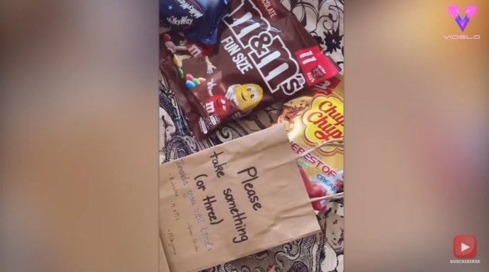 Una mujer desata la amabilidad de sus vecinos colocando una bolsa de snacks en el pasillo durante el confinamiento