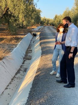 El delegado de Agricultura, Ganadería y Pesca de la Junta, Juan Ramón Pérez, en su visita al Camino Rural de Cuevas Bajas a Archidona.