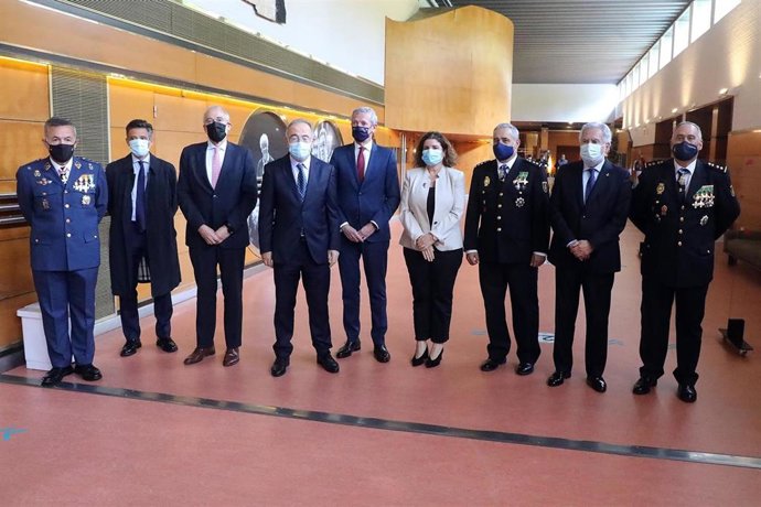 Autoridades en el acto por el Día de la Policía