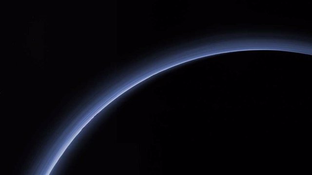 Atmósfera de Plutón registrada durante el sobrevuelo de la misión New Horizons en 2015