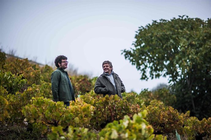 Alvaro Palacios y Ricardo Pérez en el viñedo de sus bodegas