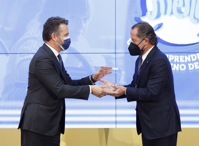 El presidente de Abanca, Juan Carlos Escotet Rodríguez, recibe el premio 'Finanzas para todos' que entregan el Banco de España y la CNMV durante el acto de celebración del Día de la Educación Financiera