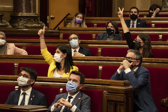 Parte de la bancada de ERC en el Parlament, detrás del presidente del Govern, Pere Aragons, y del vicepresidente, Jordi Puigneró. 