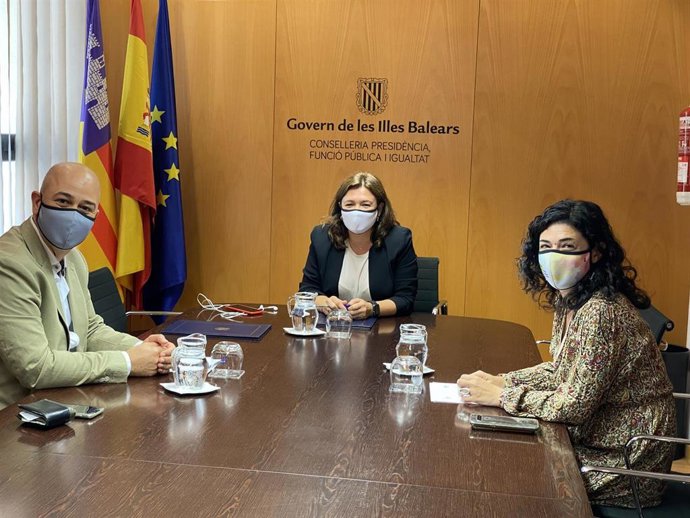 La consellera de Presidencia, Función Pública e Igualdad, Mercedes Garrido; el presidente de la Felib, Antoni Salas, y la directora general de Coordinación, Relaciones con el Parlamento, Derechos y Diversidad, Isabel Castro.
