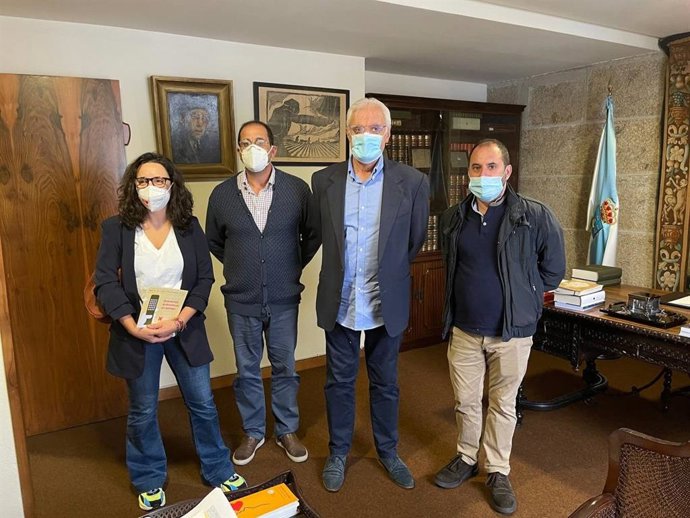 El presidente de A Mesa pola Normalización Lingüística, Marcos Maceira, la secretaria xeral, Celia Armas, con el presidente de la Real Academia Galega (RAG), Víctor F. Freixanes, y con el vicesecretario, Xosé Henrique Monteagudo.