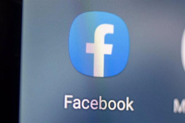 Archivo - Aplicación de Facebook en un móvil