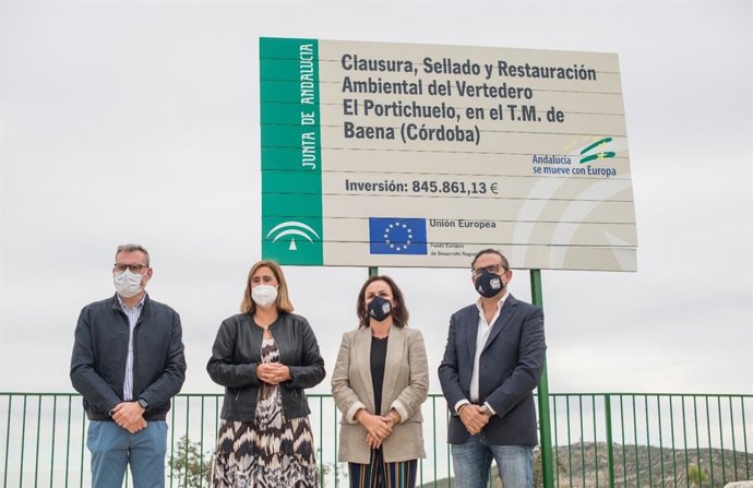 Autoridades visitan el sellado del vertedero de 'El Portichuelo' en Baena.