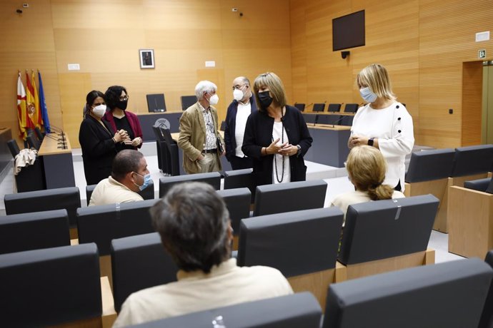 L'alcaldessa de l'Hospitalet de Llobregat (Barcelona), Núria Marín, dona la benvinguda a les persones que participaran en el programa