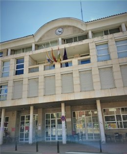 Archivo - Banderas a media asta en el Ayuntamiento de Villamediana por el luto por las víctimas del COVID-19.