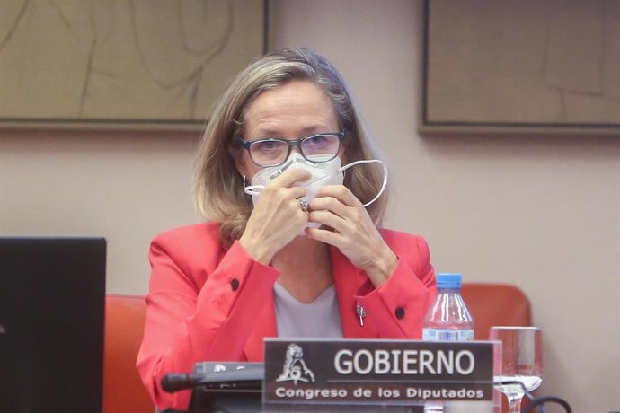 La vicepresidenta primera del Gobierno y ministra de Asuntos Económicos y Transformación Digital, Nadia Calviño, a su llegada para comparecer en la Comisión Mixta para la Unión Europea del Congreso de los Diputados, a 23 de septiembre de 2021, en Madrid