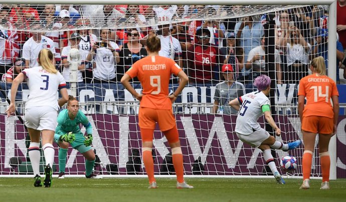 Archivo - 07 July 2019, France, Decines-Charpieu: USA's Megan Rapinoe (2-R) scores hers side's first goal during the FIFA Women's World Cup soccer final match between USA and Netherlands at the Stade de Lyon. Photo: Sebastian Gollnow/dpa