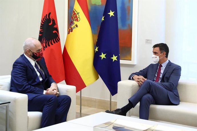 El presidente del Gobierno, Pedro Sánchez, y el primer ministro de Albania, Edi Rama