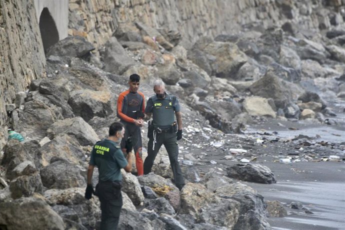 Guardias civiles arrestan a un migrante marroquí que ha llegado a nado a la playa del Tarajal