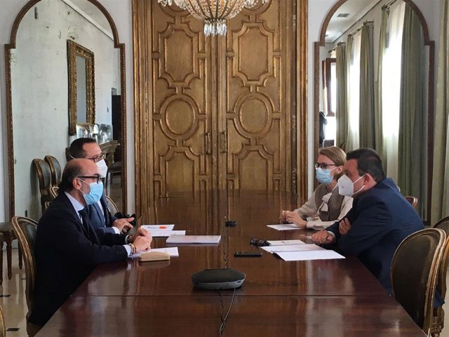 Javier Ortega durante su encuentro con el secretario general del Ministerio de Cultura.
