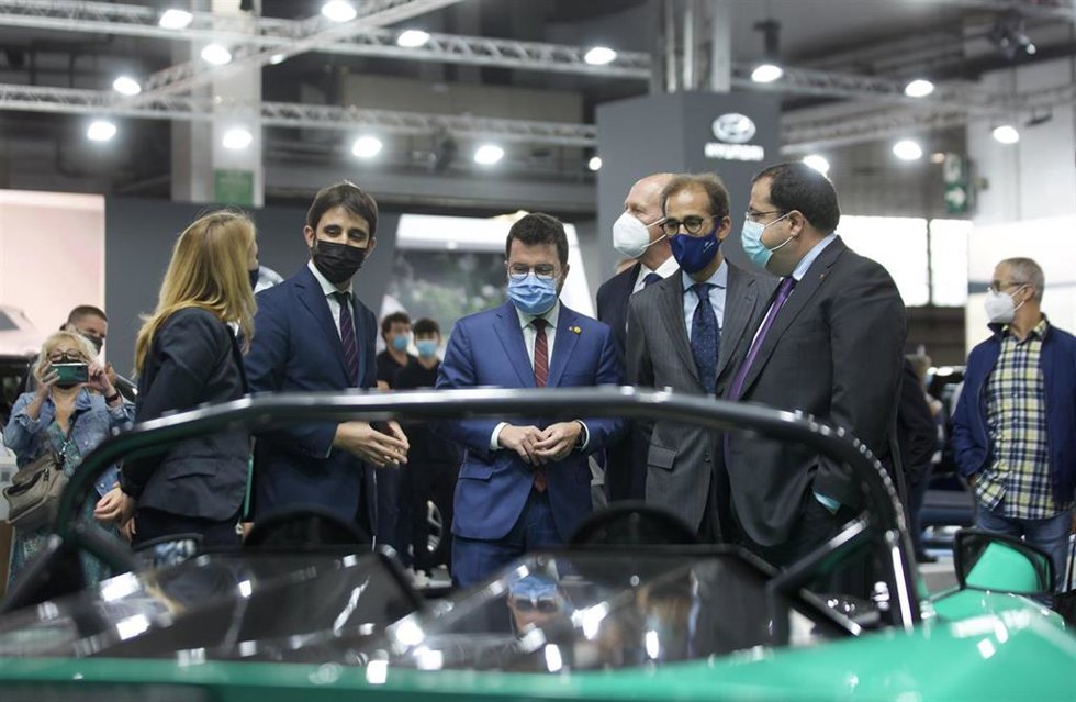 El presidente de la Generalitat, Pere Aragons, (centro) y el conseller de Interior, Joan Ignasi Elena, (derecha) en el Automobile Barcelona junto al presidente de Fira de Barcelona, Pau Relat, y el presidente del salón, Enrique Lacalle (detrás)