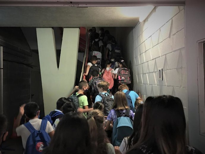Alumnos accediendo al Institut Escola Londres de Barcelona en el primer día del curso 2021-2022