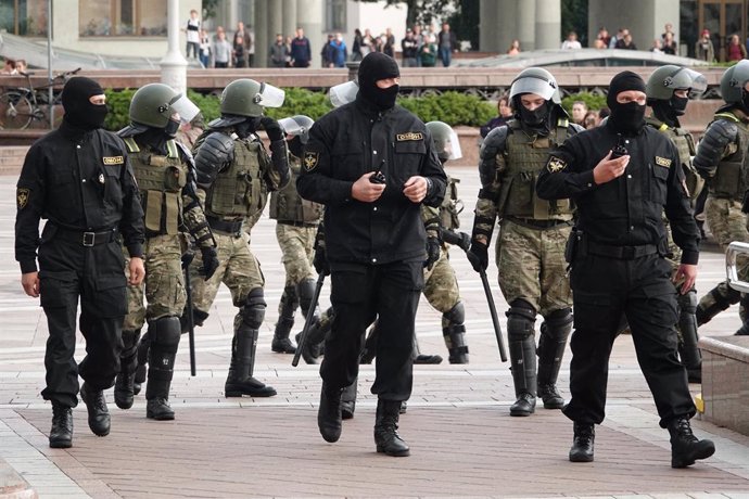 Archivo - 27 August 2020, Belarus, Minsk: Members of the AMAP (OMON) special police forces take position during a protest at the Independence Square against Belarusian President Alexander Lukashenko. Photo: Ulf Mauder/dpa