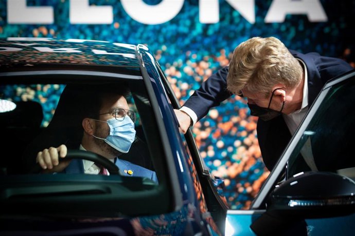 El presidente de la Generalitat prueba un coche de Cupra junta al presidente de la empresa, Wayne Griffiths, durante la visita que ha realizado al salón Automobile Barcelona 2021