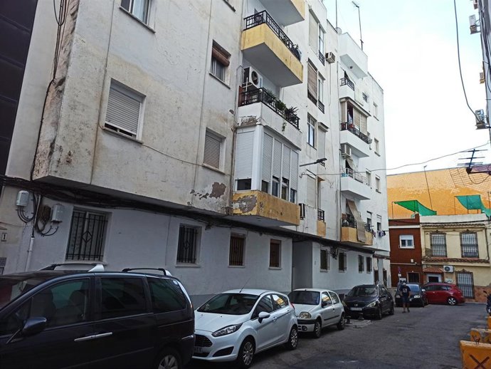 El bloque de viviendas donde habita la familia afectada