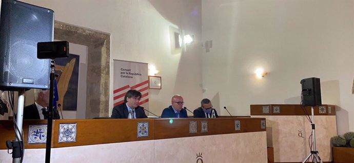 L'expresident de la Generalitat Carles Puigdemont amb els advocats Gonzalo Boye i Agostinangelo Marra