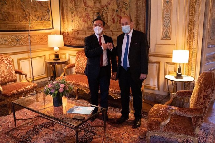 El ministro de Asuntos Exteriores, UE y Cooperación, José Manuel Albares, y su homólogo francés, Jean-Yves Le Drian, en París