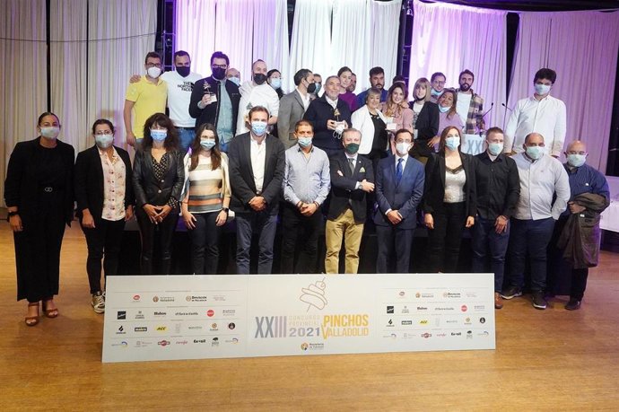 Foto de familia de los premiados.