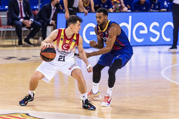 Archivo - Rodrigo San Miguel y Cory Higgins en un Bara-Casademont Zaragoza