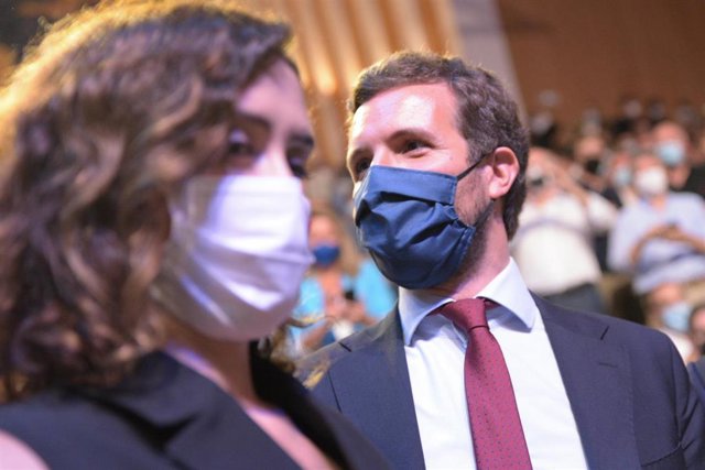 La presidenta de la Comunidad de Madrid, Isabel Díaz Ayuso, y el presidente del PP, Pablo Casado en la Convención Nacional del partido, en el Auditorio de la Ciudad de las Artes y las Ciencias, a 2 de octubre de 2021, en Valencia.
