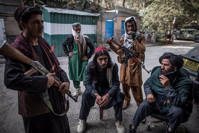 22 September 2021, Afghanistan, Kabul: Taliban fighters guard outside a police station in Kabul. Photo: Oliver Weiken/dpa